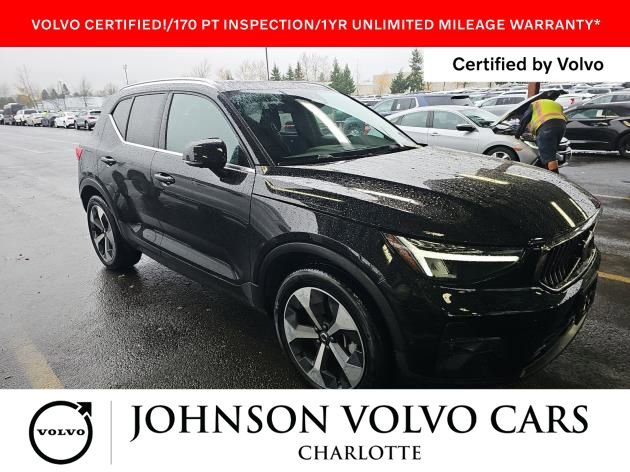 Used 2025 Volvo XC40 B5 Plus image 1