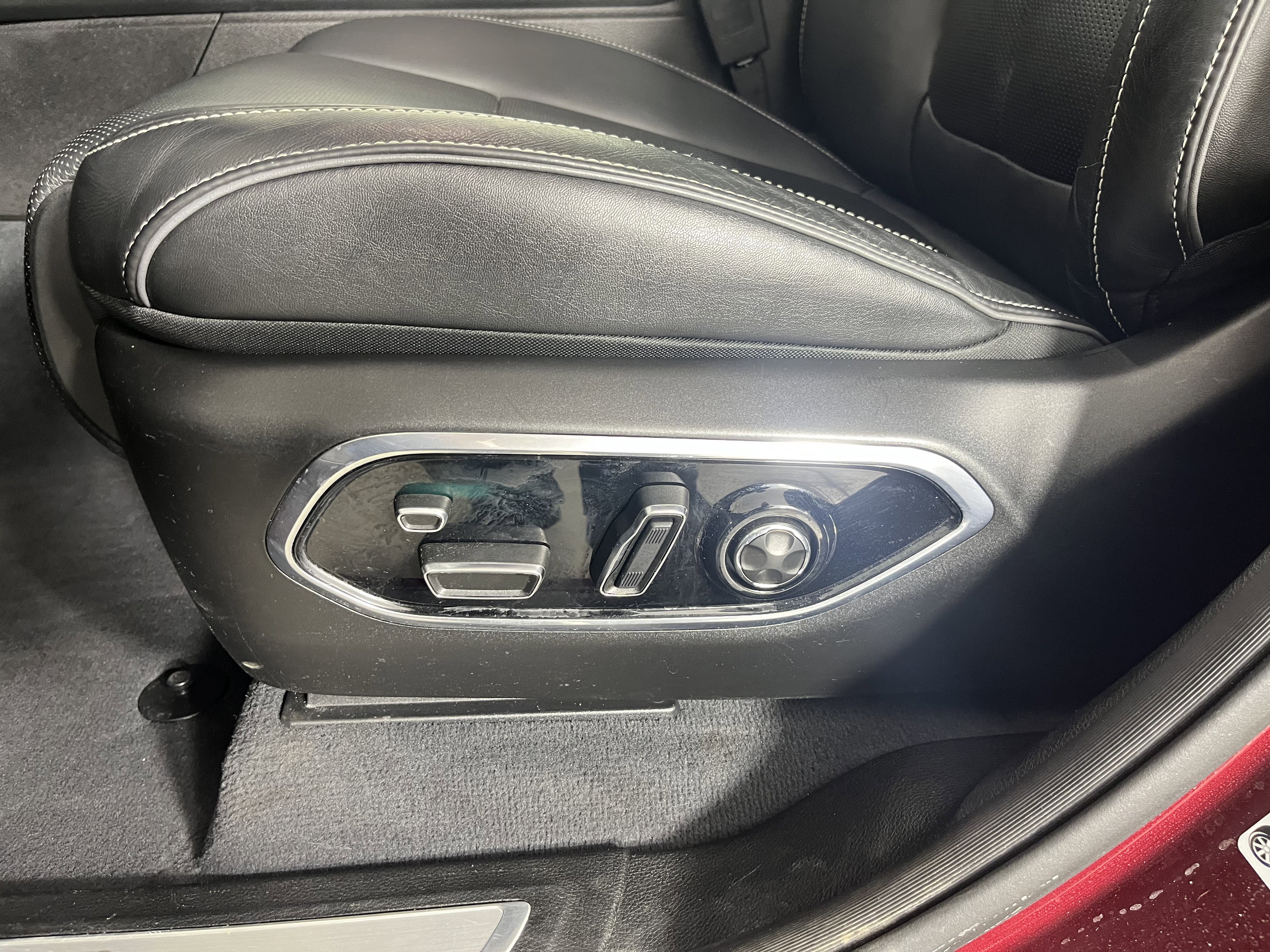 Used 2023 Jeep Grand Cherokee Overland w/ Advanced Protech Group III image 20