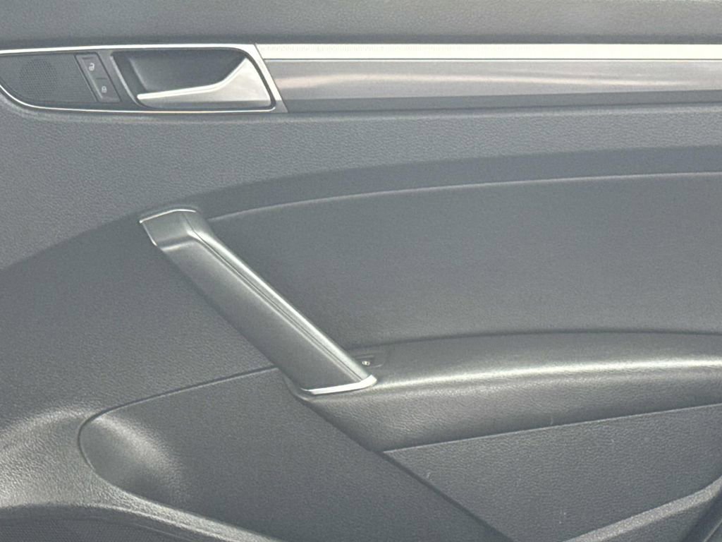 Used 2016 Volkswagen Passat 1.8T R-Line w/ R-Line Lighting Package image 14