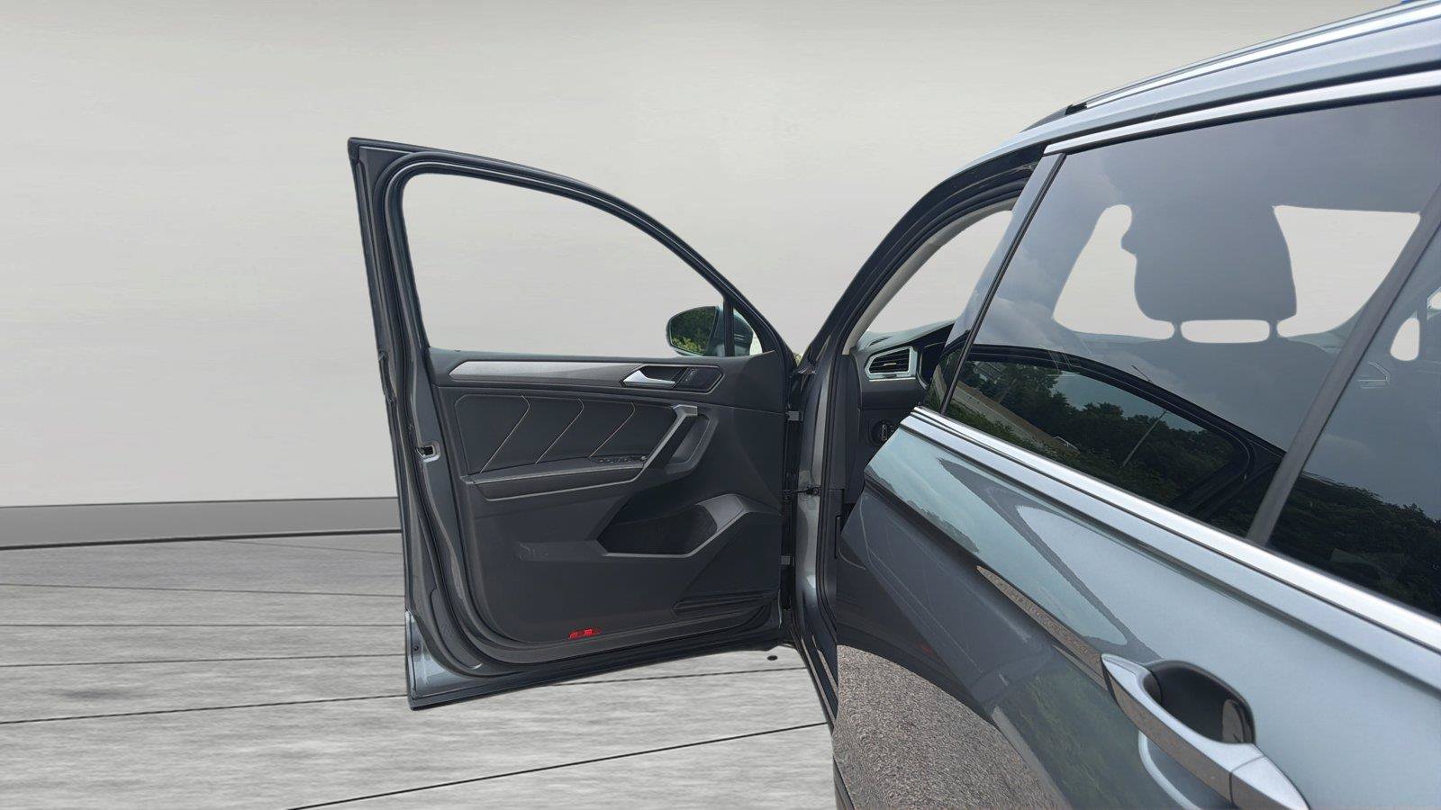 Used 2023 Volkswagen Tiguan SE AWD/4WD image 14