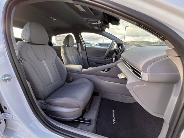 Used 2025 Hyundai Elantra SE image 24