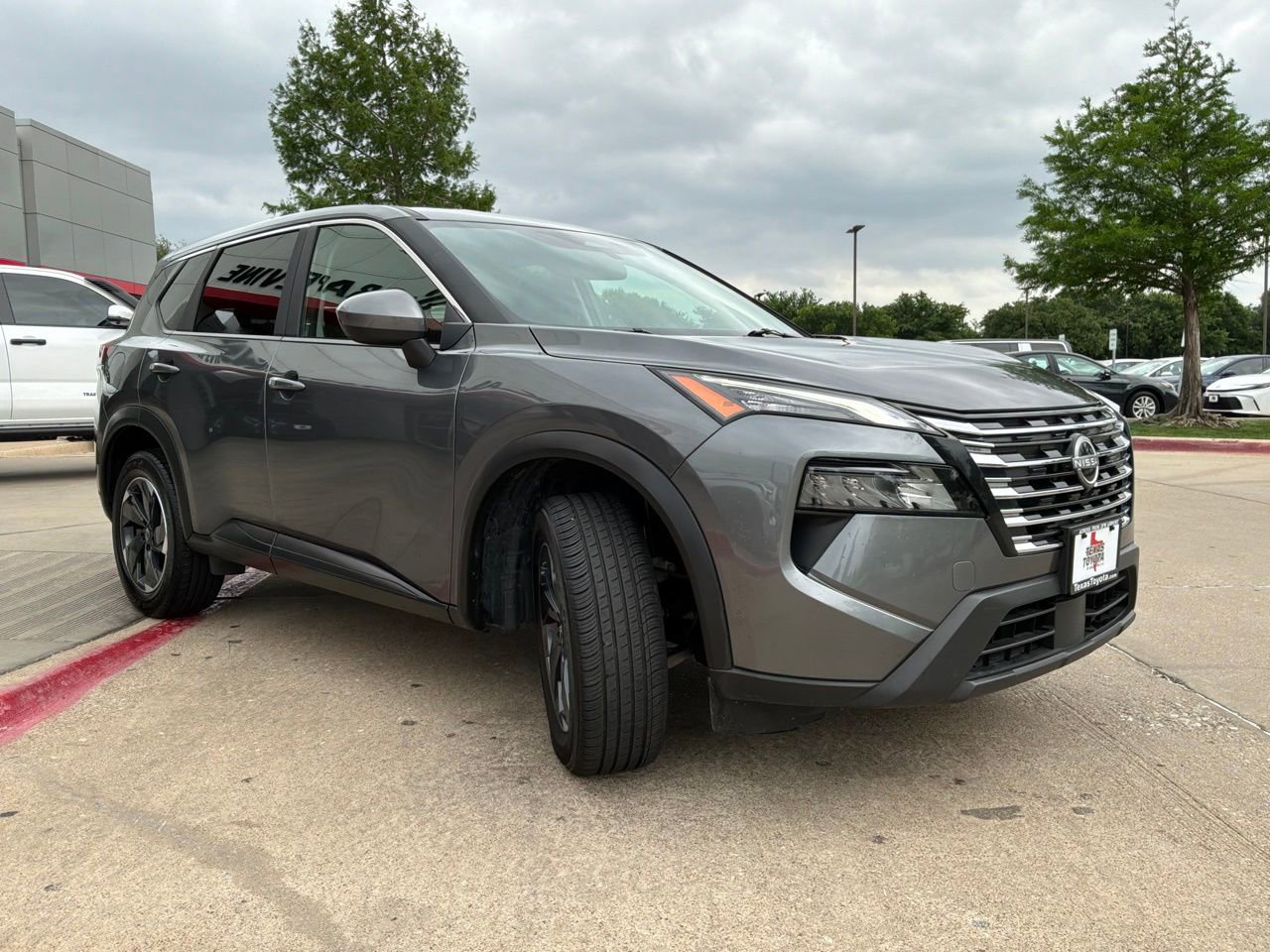 Used 2025 Nissan Rogue SV image 4