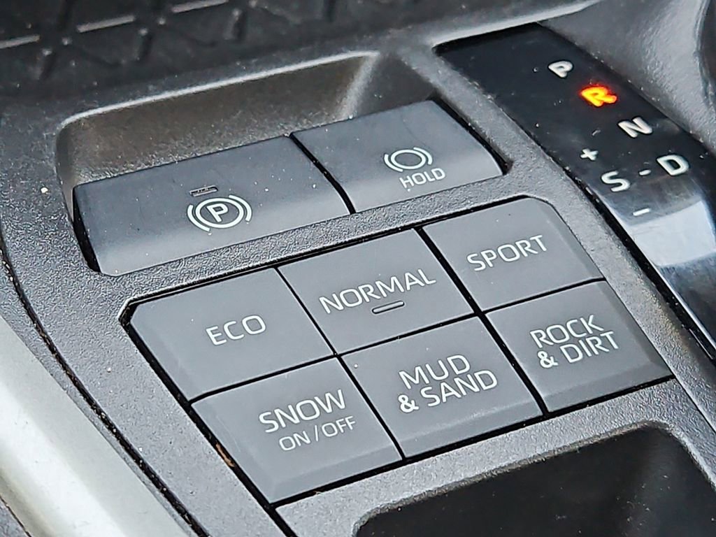 Used 2021 Toyota RAV4 LE AWD/4WD image 17
