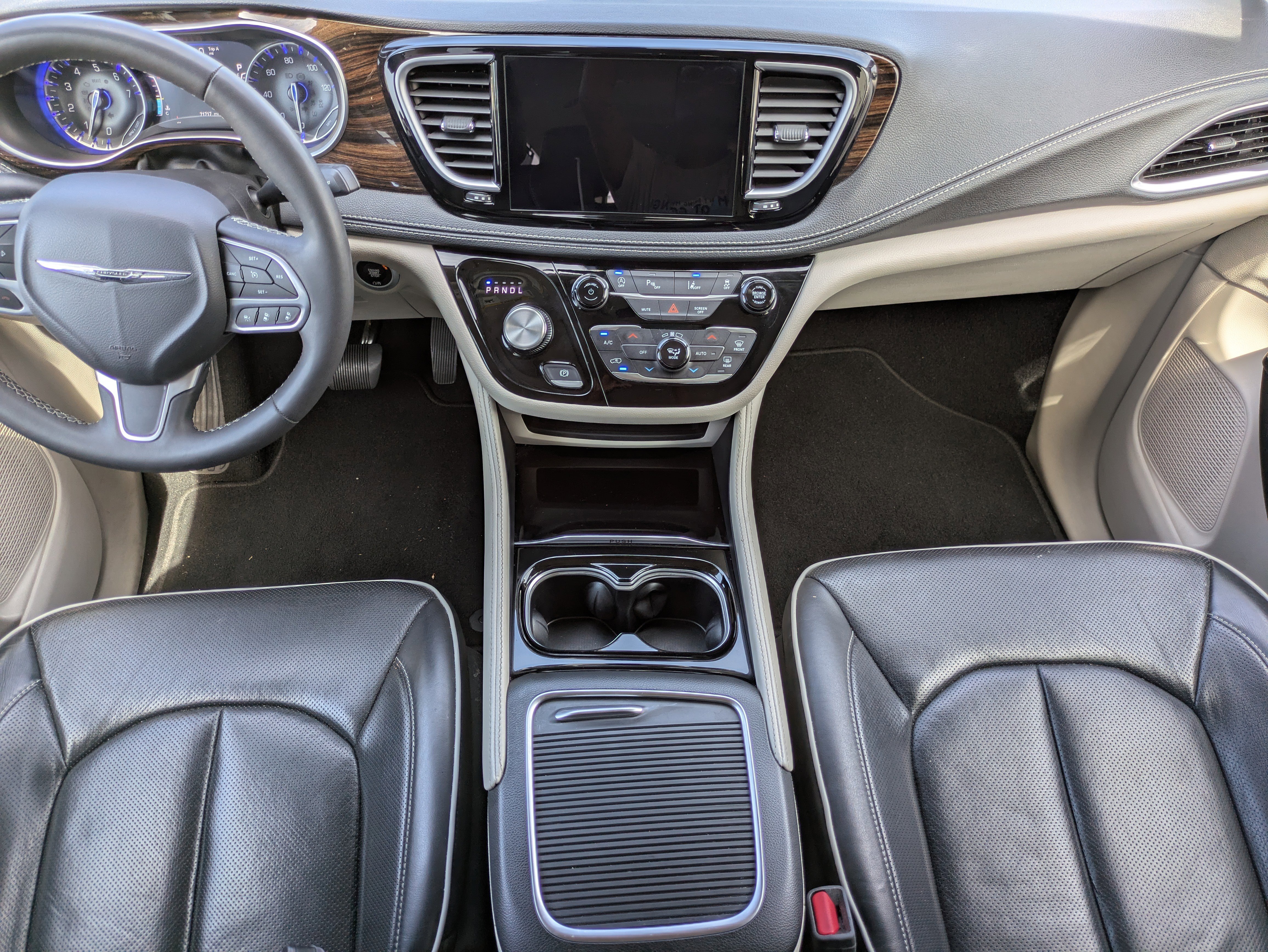 Used 2023 Chrysler Pacifica Limited image 11