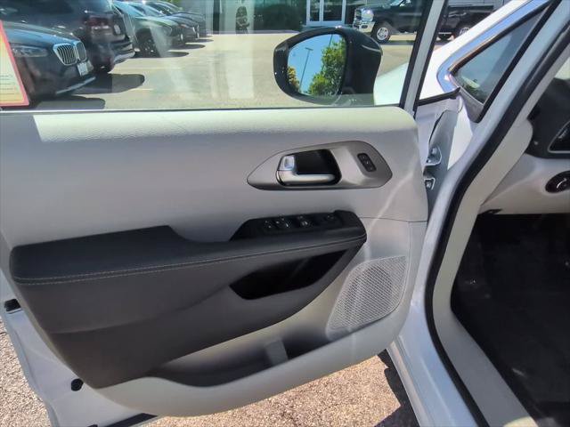 Certified 2024 Chrysler Pacifica Touring-L FWD image 9