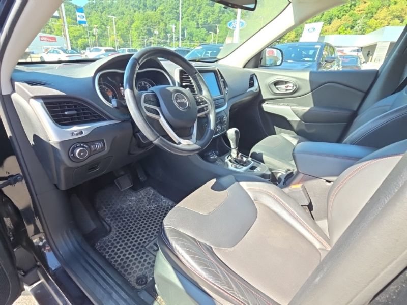 Used 2018 Jeep Cherokee Trailhawk AWD/4WD image 9