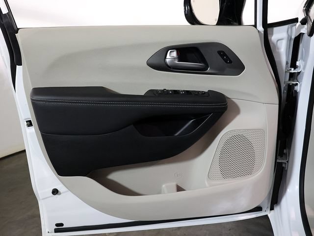 Used 2024 Chrysler Pacifica Touring-L FWD image 24