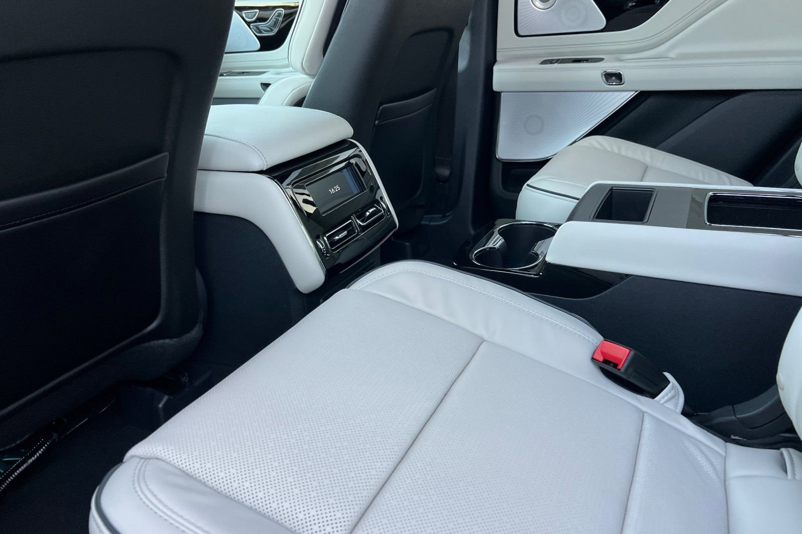 New 2026 Lincoln Aviator Black Label w/ Dynamic Handling Package image 10