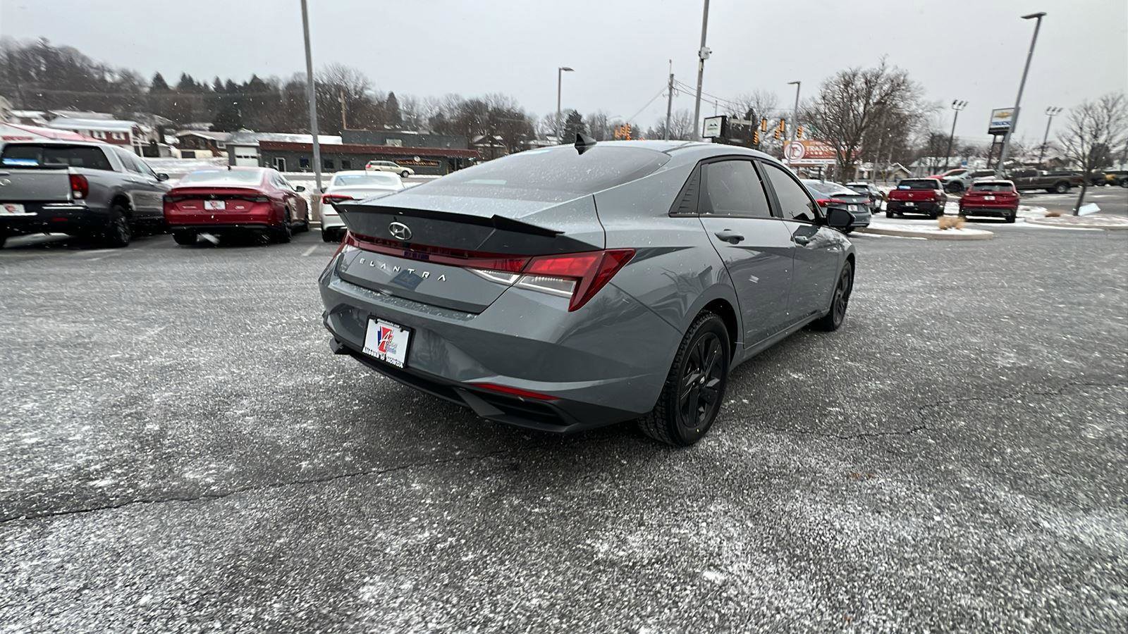 Used 2021 Hyundai Elantra SEL w/ Convenience Package image 4