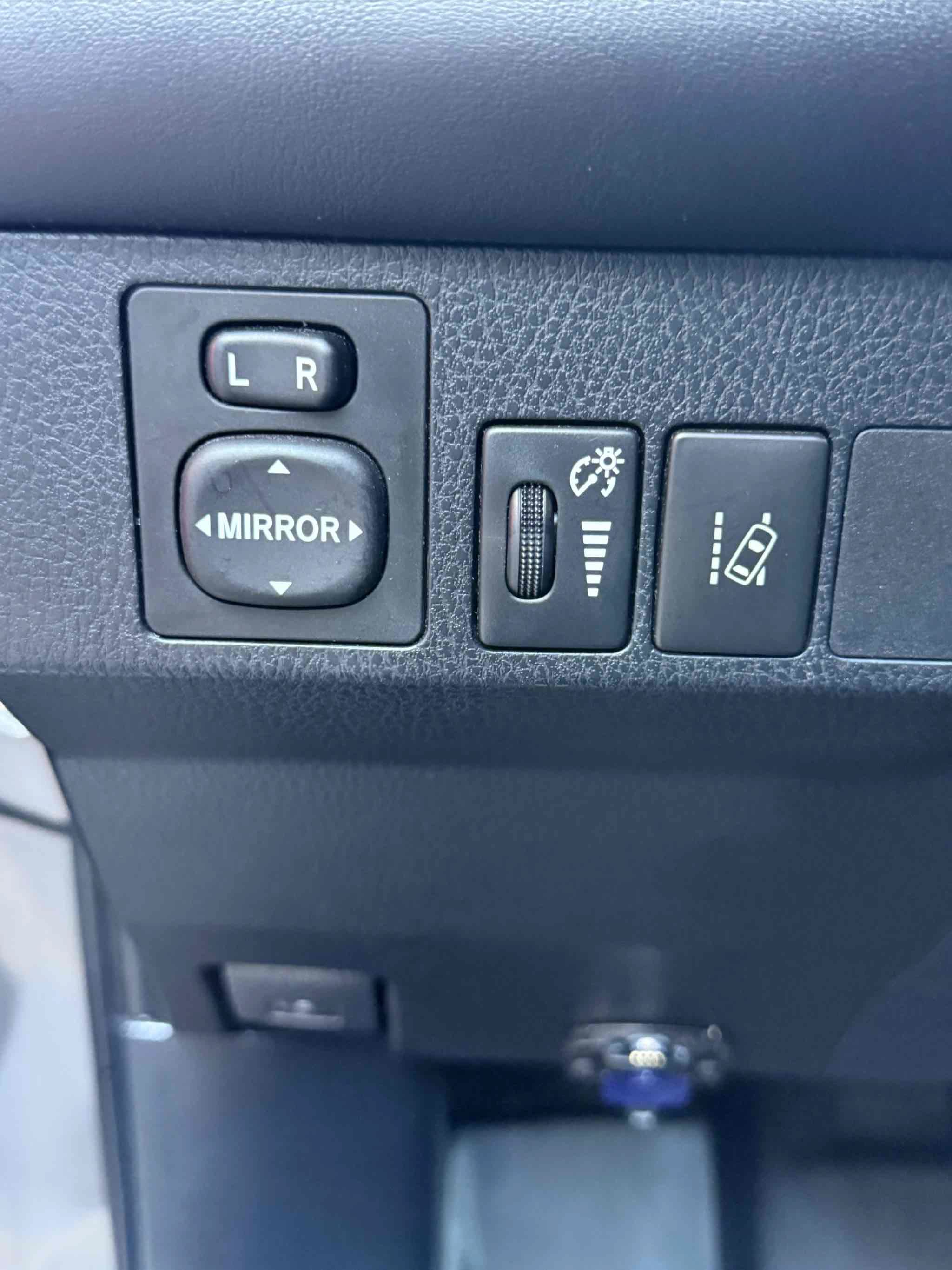 Used 2018 Toyota RAV4 SE w/ All Weather Liner Package FWD image 22