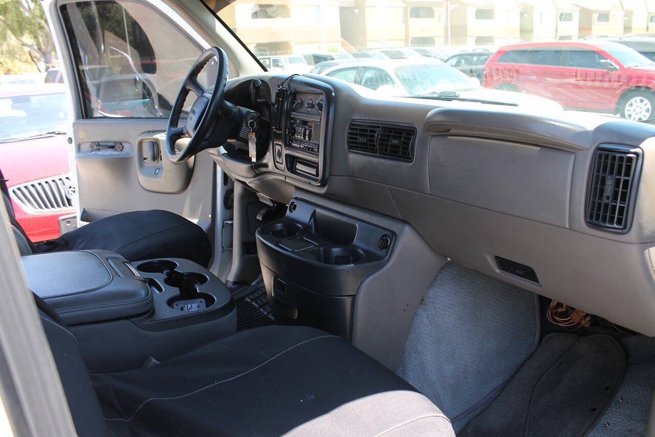 Used 2000 GMC Savana 1500 w/ Marketing Option Pkg 1SE RWD image 32