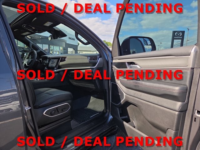 Used 2025 Jeep Wagoneer L Series II w/ Convenience Group I AWD/4WD image 15