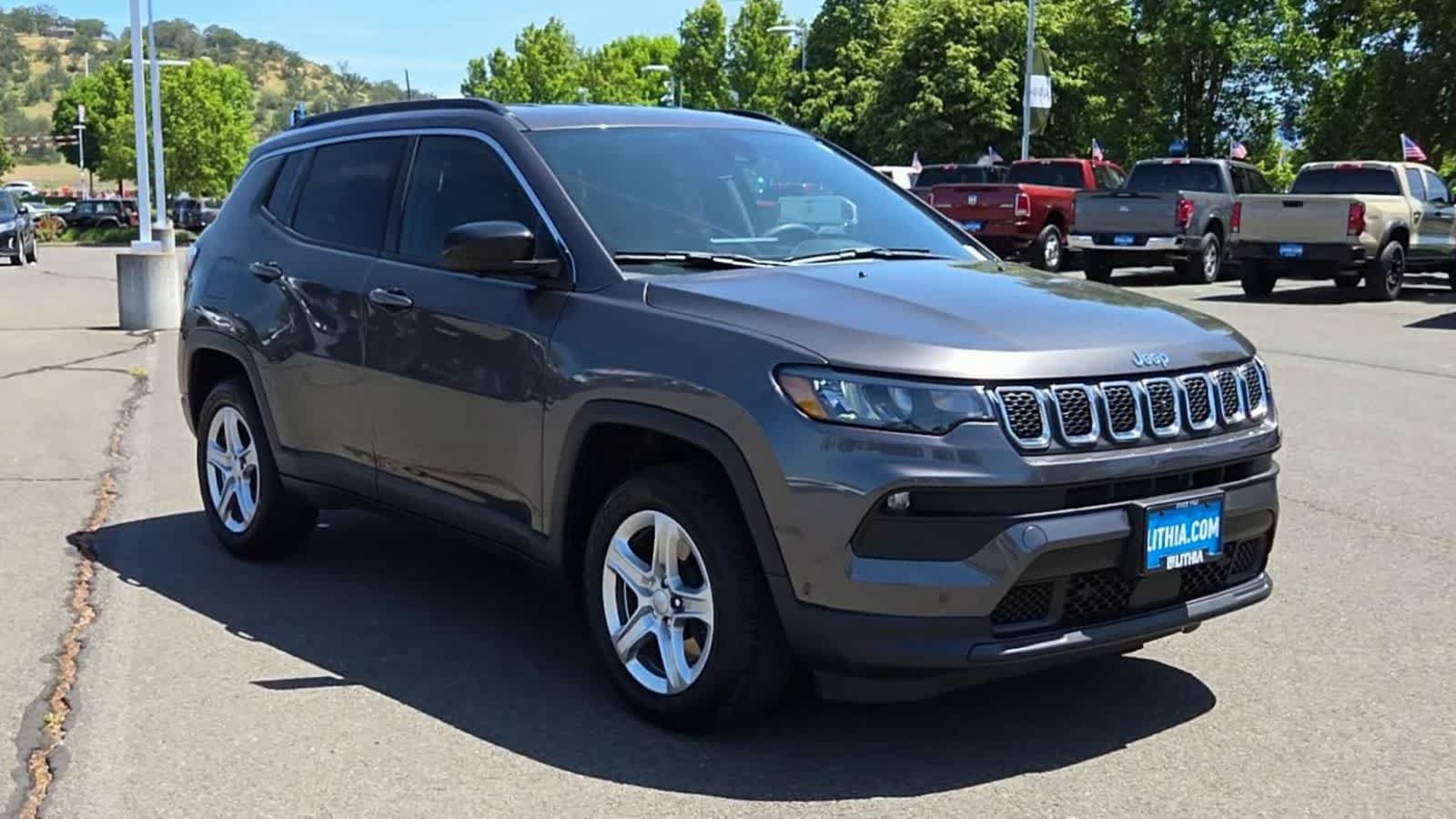 Used 2023 Jeep Compass Latitude w/ Convenience Group AWD/4WD image 2
