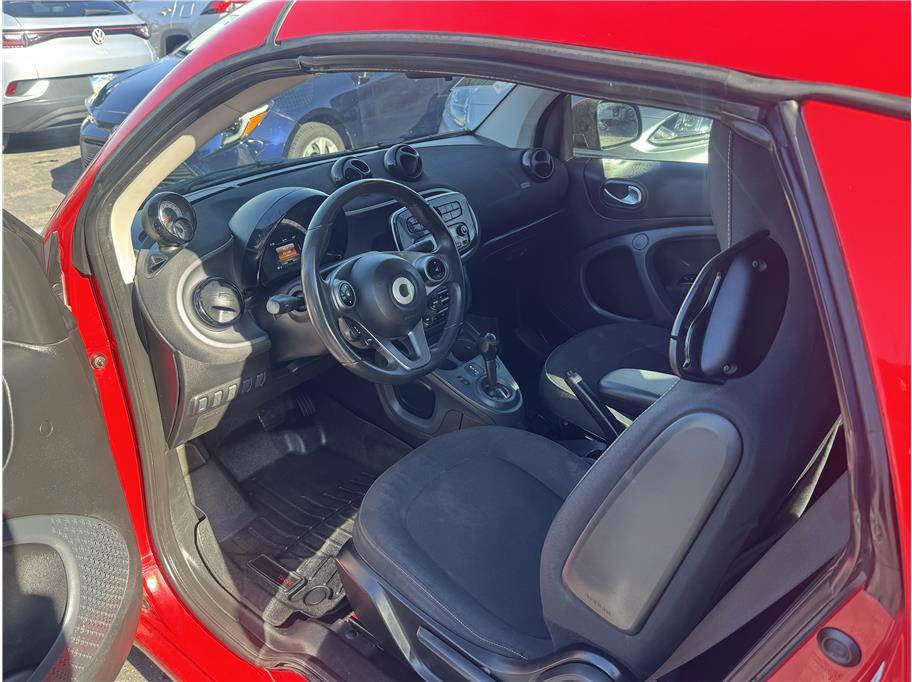 Used 2017 smart fortwo passion image 16