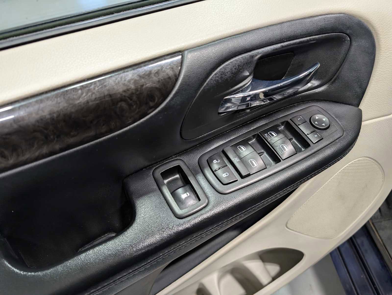 Used 2017 Dodge Grand Caravan SE w/ Power Window Group image 32