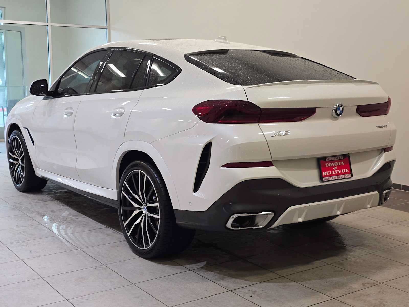 Used 2023 BMW X6 xDrive40i w/ M Sport Package AWD/4WD image 4