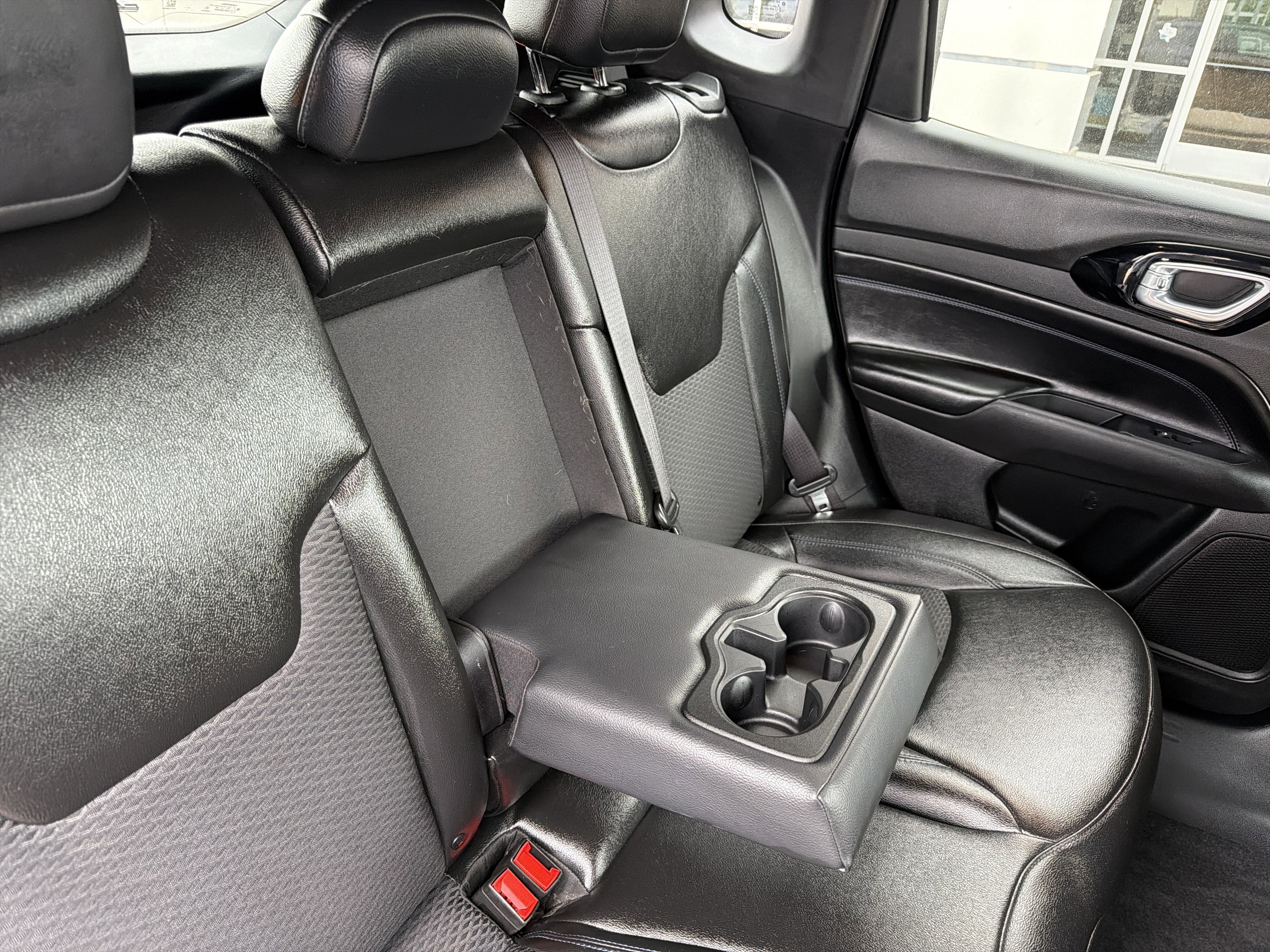 Used 2025 Jeep Compass Latitude w/ Altitude Special Edition image 10