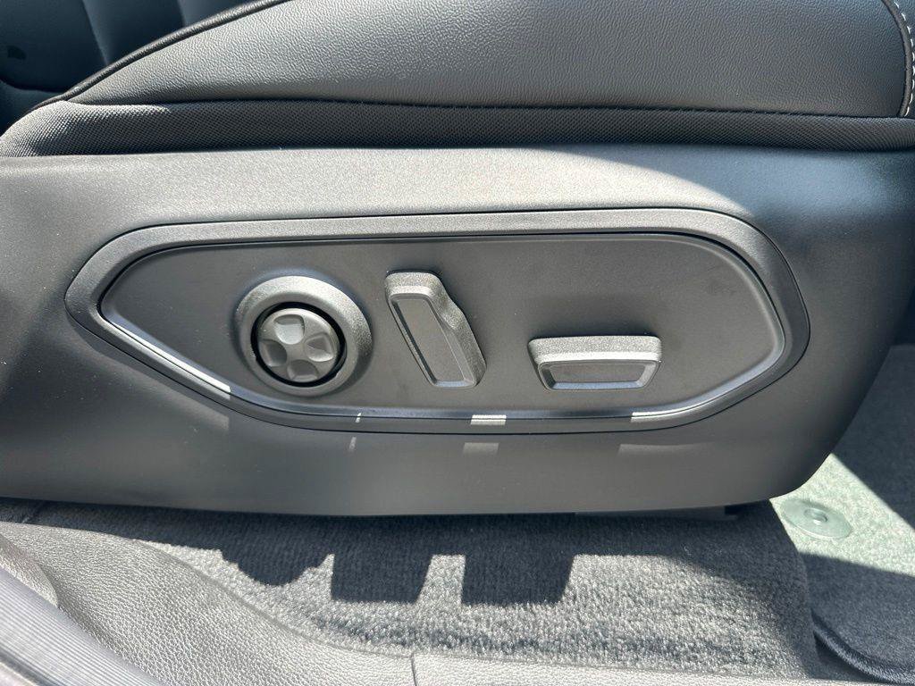 New 2026 Jeep Grand Cherokee Limited w/ Limited Altitude Package RWD image 21