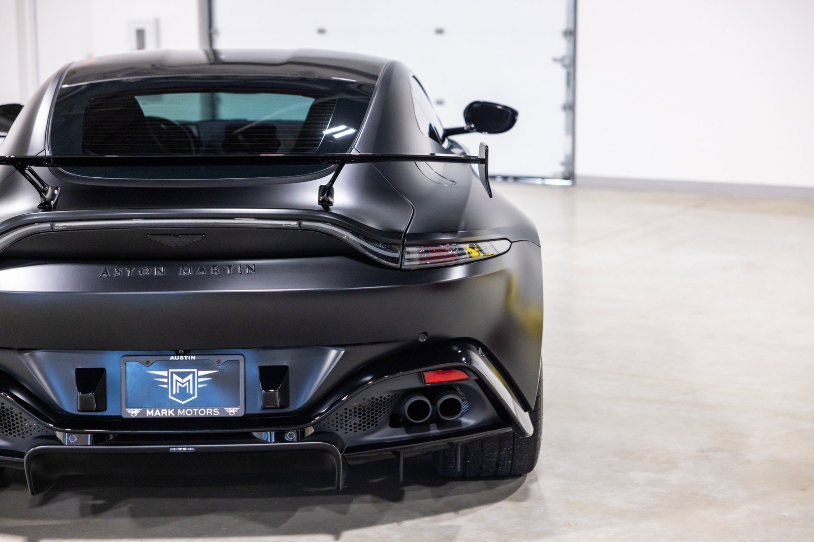 Used 2022 Aston Martin V8 Vantage Coupe RWD image 13