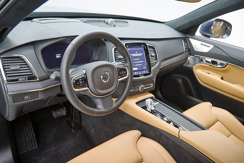 Certified 2024 Volvo XC90 B6 Ultimate w/ Lounge Package image 12