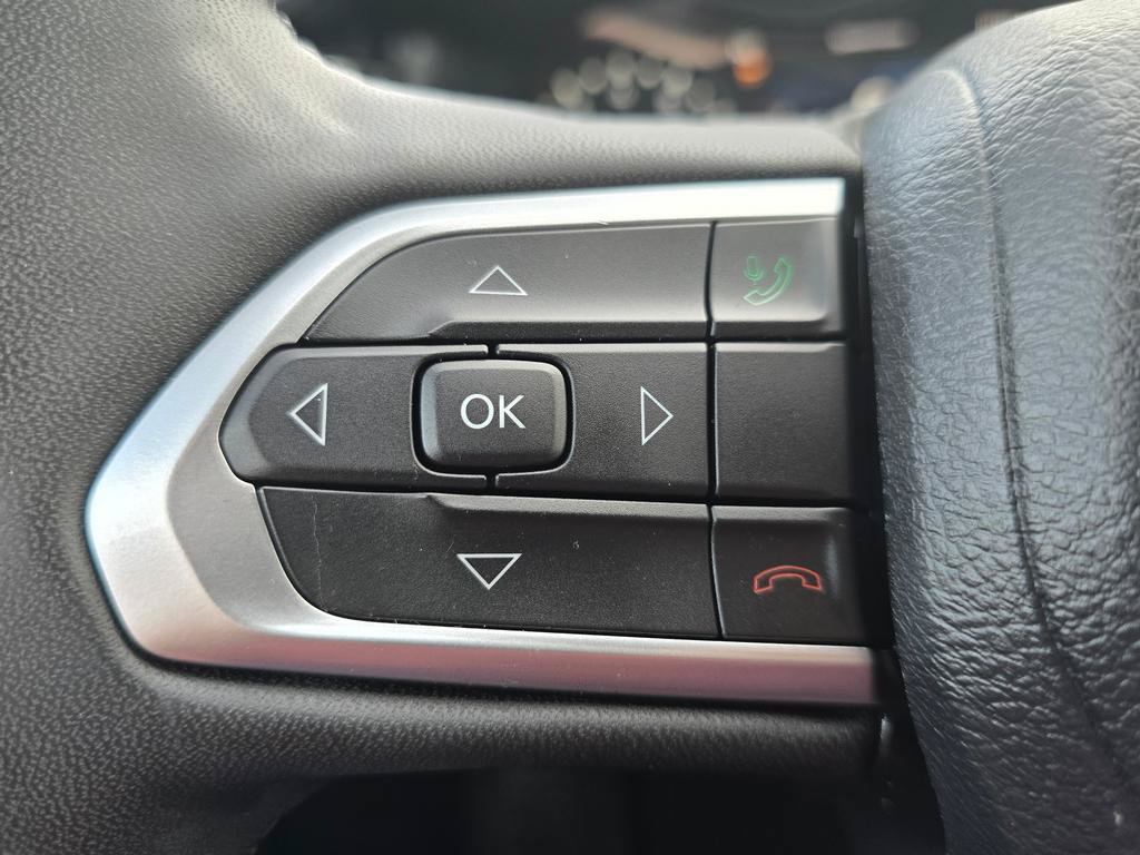 Used 2023 Jeep Compass Latitude AWD/4WD image 17