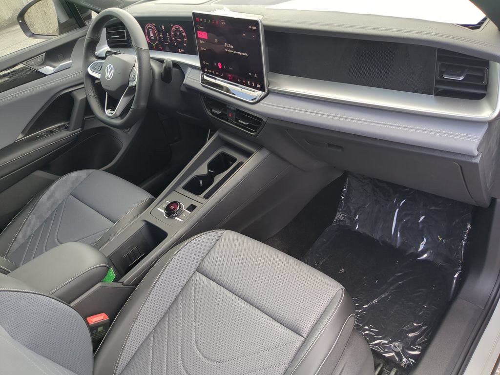 New 2026 Volkswagen Tiguan SE R-Line FWD image 11