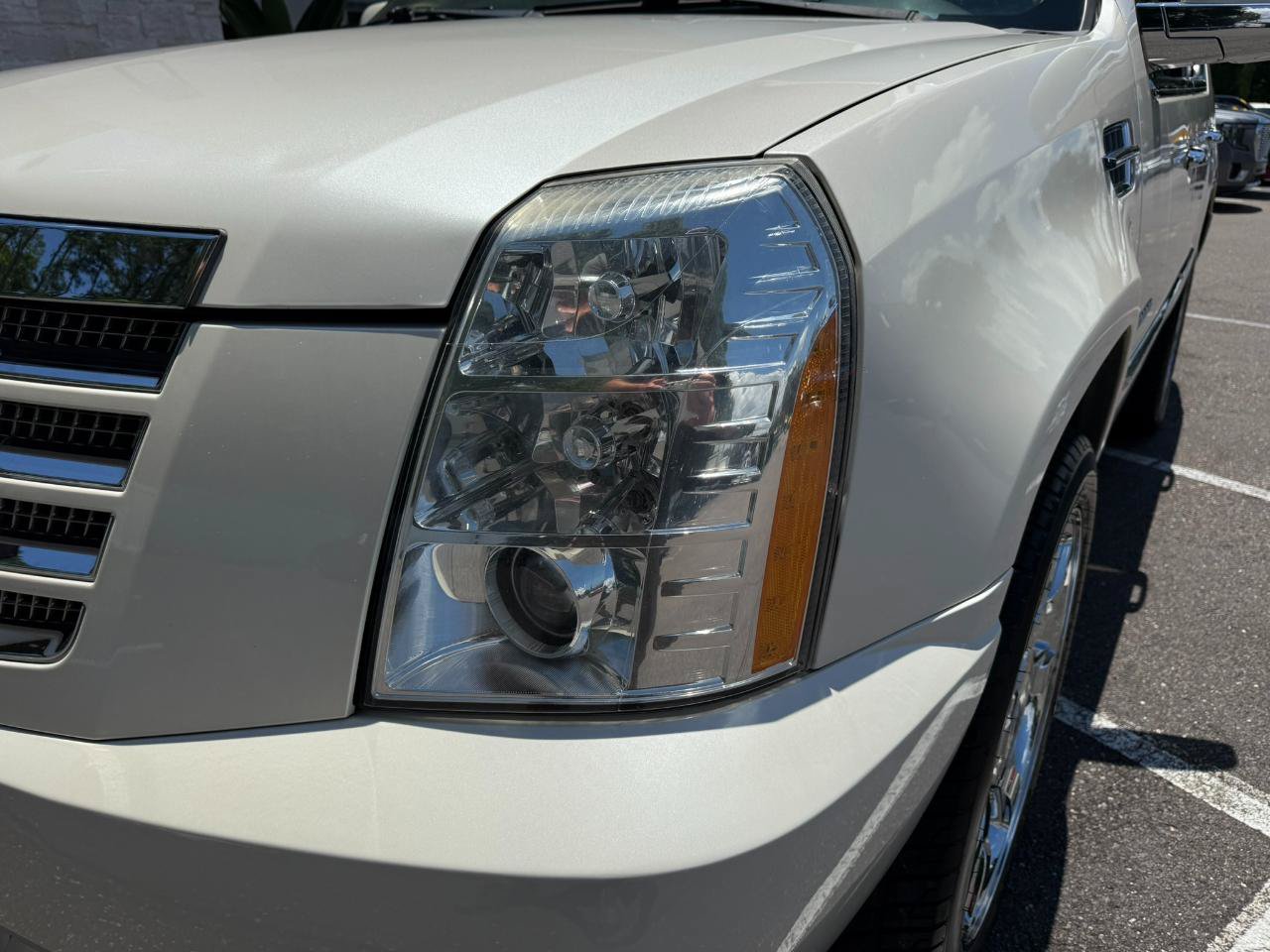 Used 2011 Cadillac Escalade Premium AWD/4WD image 10