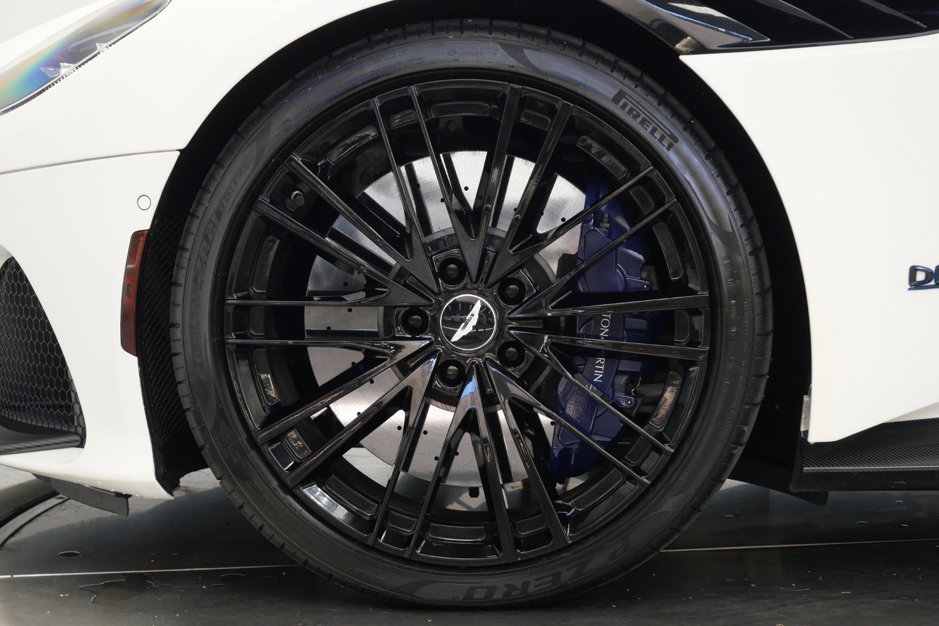 Used 2020 Aston Martin DBS Superleggera RWD image 10