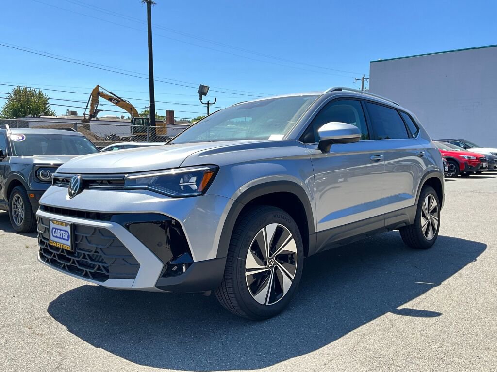 New 2025 Volkswagen Taos SE image 3