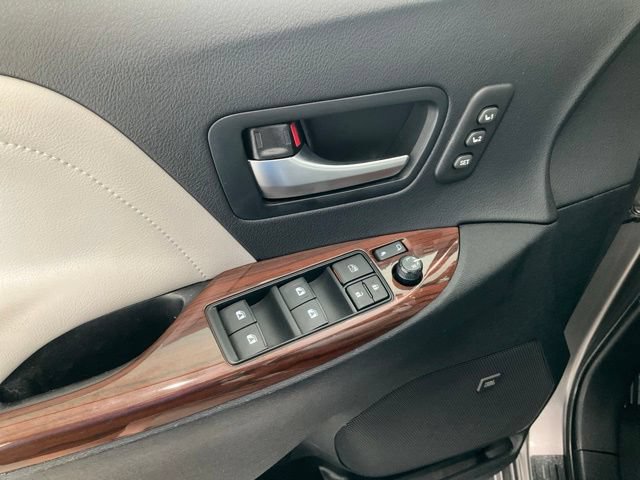 Used 2020 Toyota Sienna Limited Premium FWD image 5