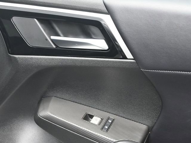 Used 2025 Mitsubishi Outlander SE image 39