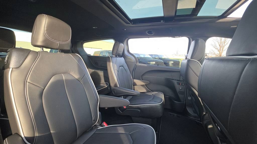 New 2026 Chrysler Pacifica Limited w/ S Appearance Package image 14