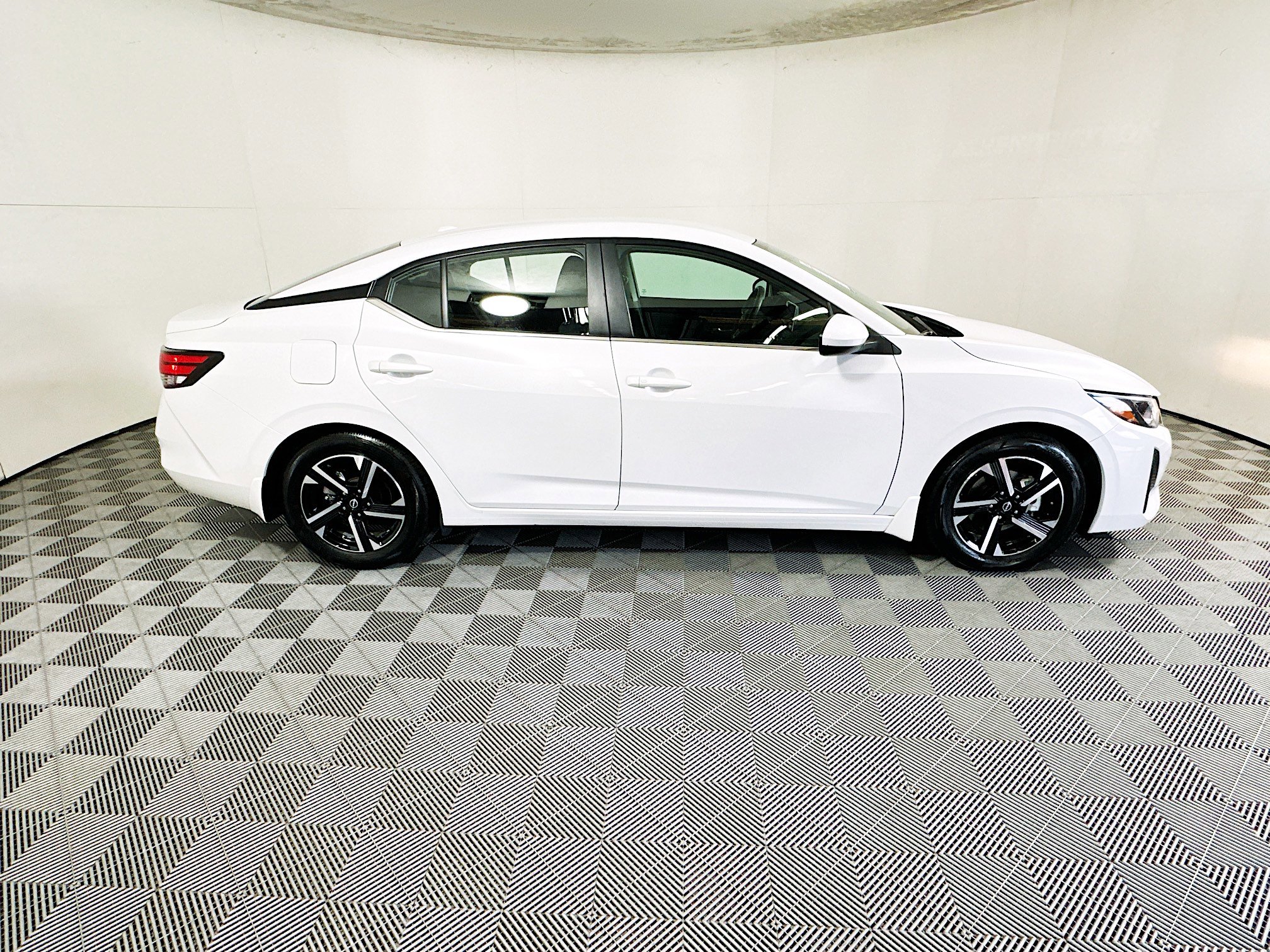 Used 2024 Nissan Sentra SV image 2