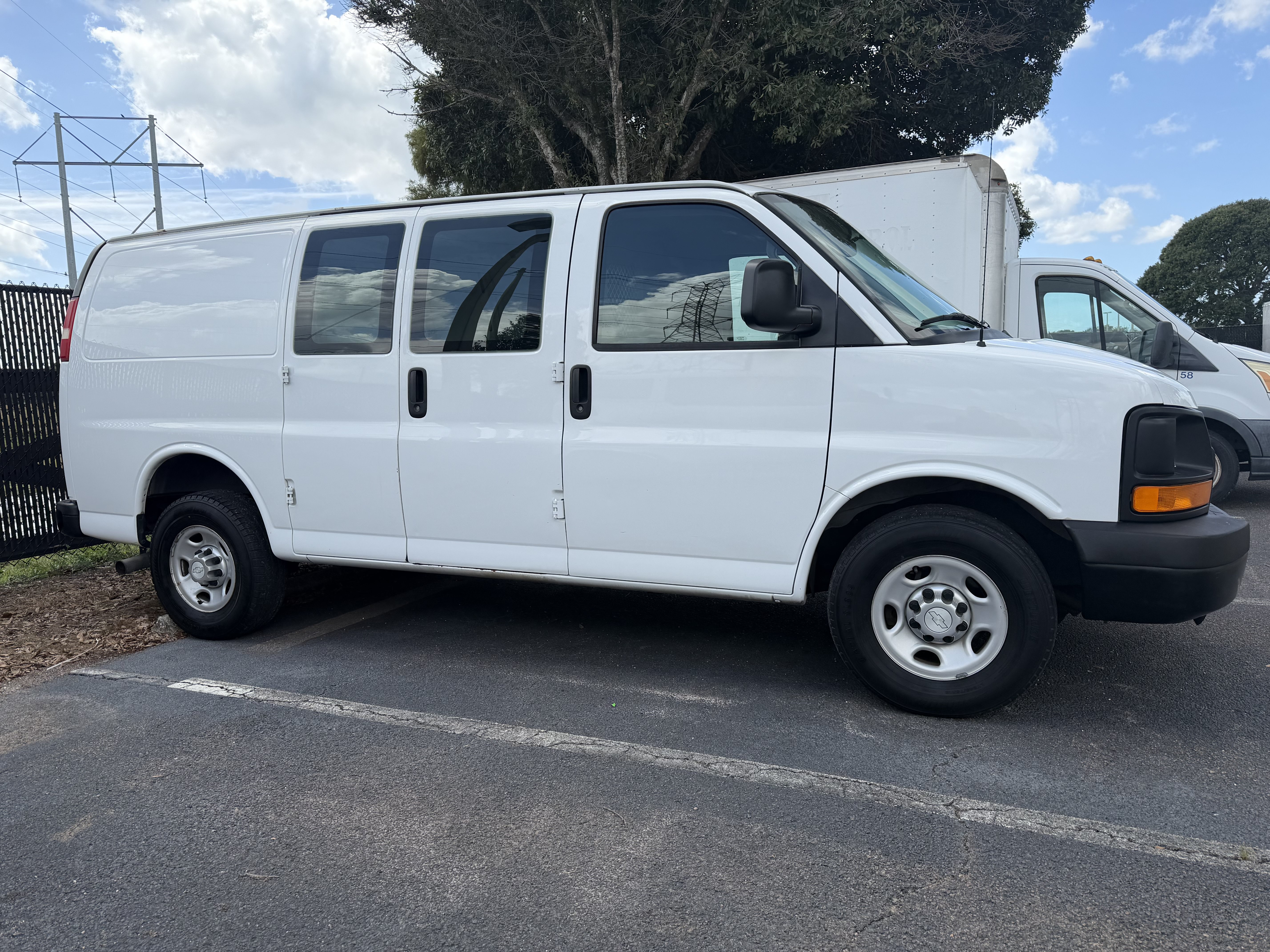 Used 2016 Chevrolet Express 2500 RWD image 2