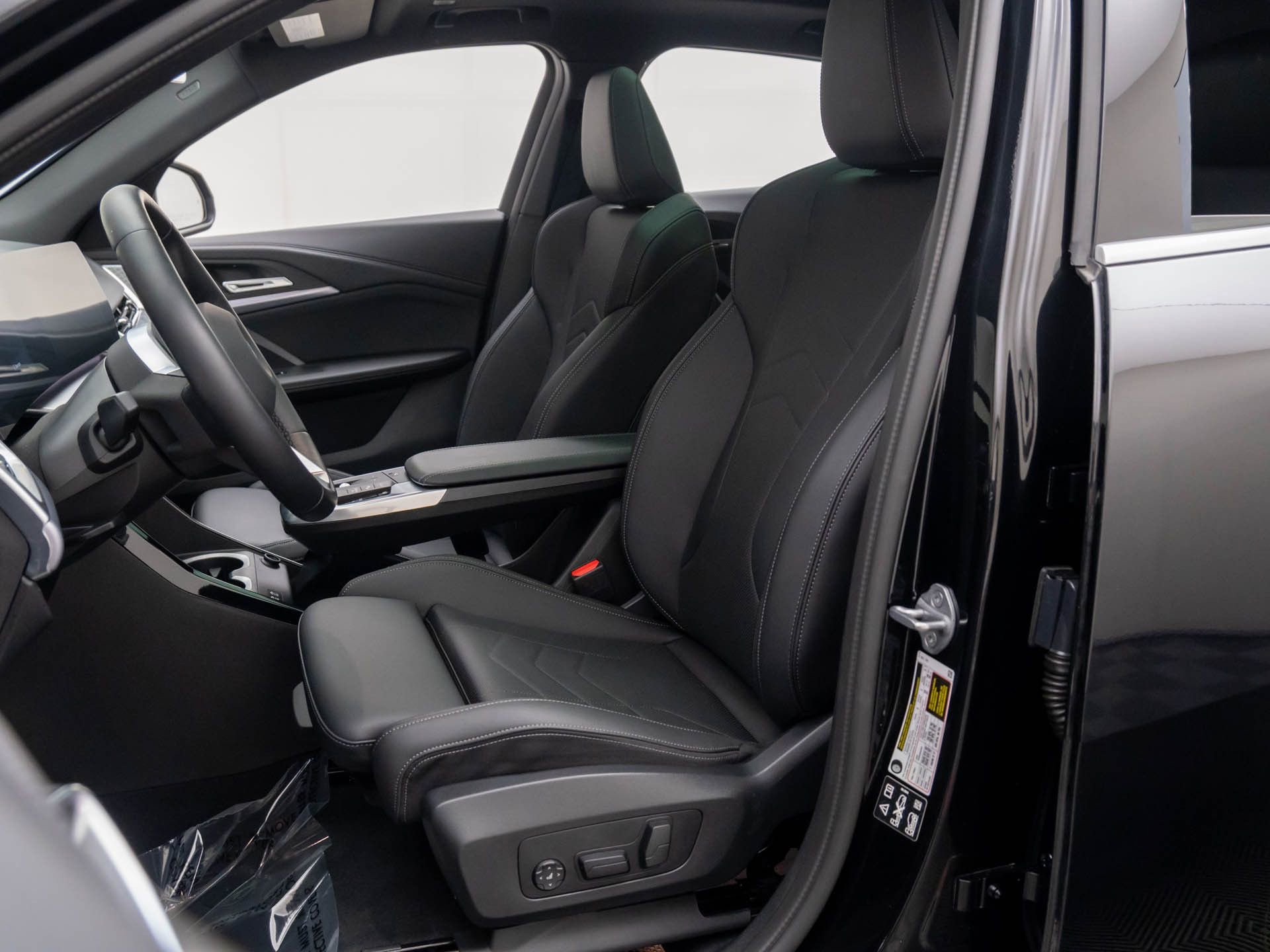 Certified 2025 BMW X2 xDrive28i w/ Premium Package image 17