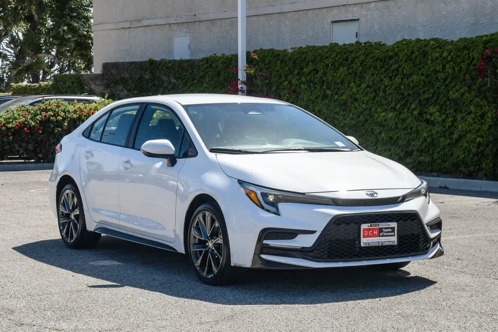 Used 2025 Toyota Corolla SE w/ Convenience Package FWD image 3