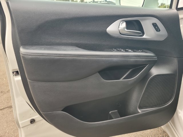 Used 2020 Chrysler Pacifica Touring-L w/ Advanced Safetytec Group FWD image 16