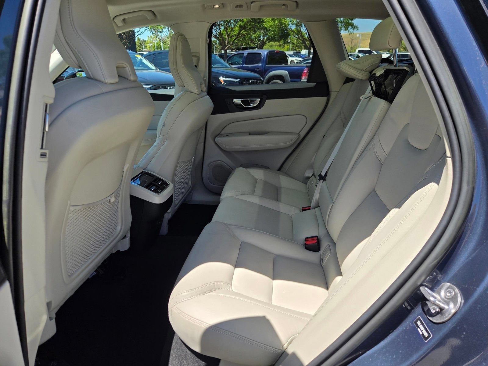 Used 2023 Volvo XC60 B5 Ultimate w/ Climate Package FWD image 11