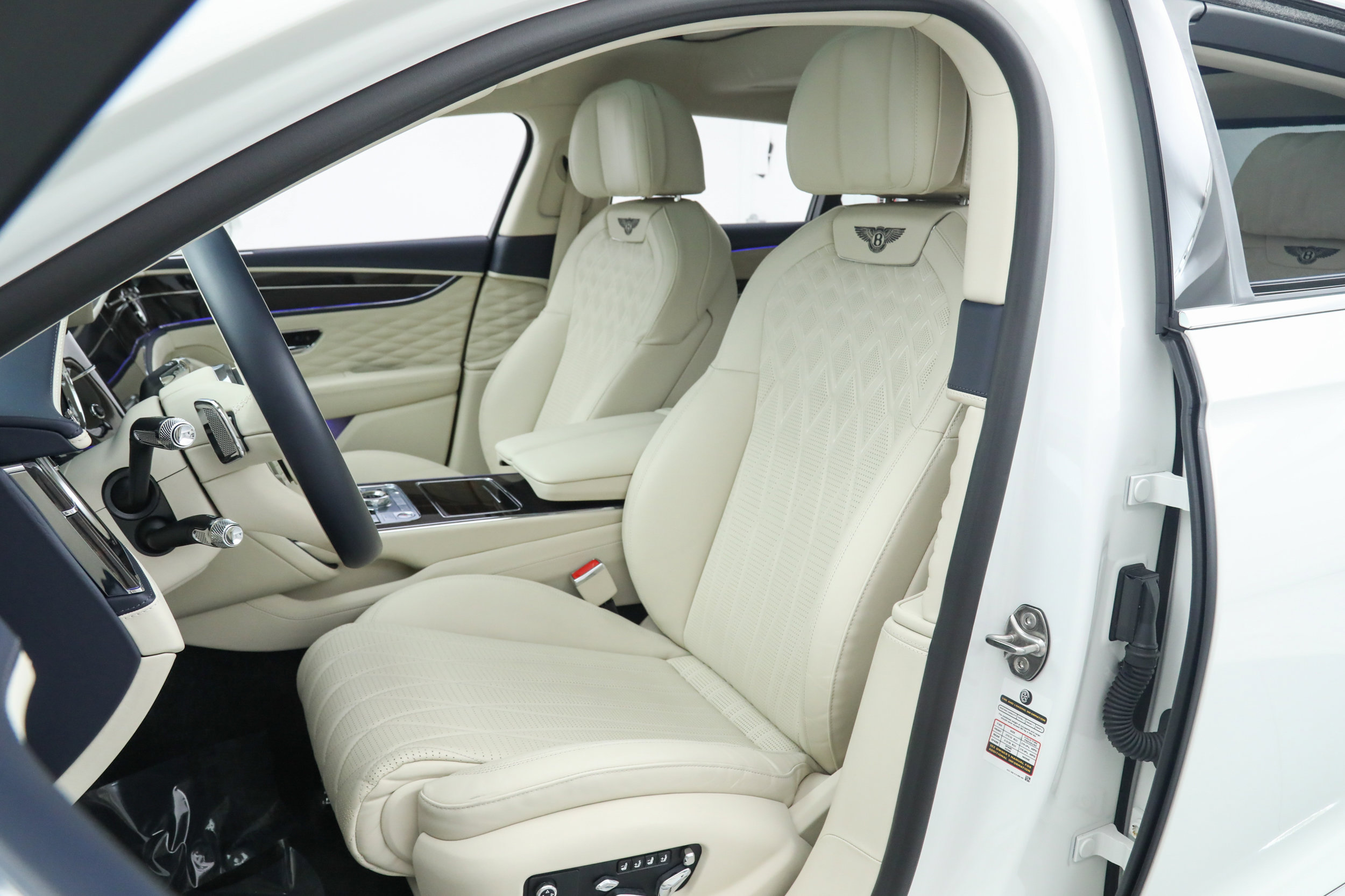 Used 2022 Bentley Flying Spur Plug-In Hybrid AWD/4WD image 24