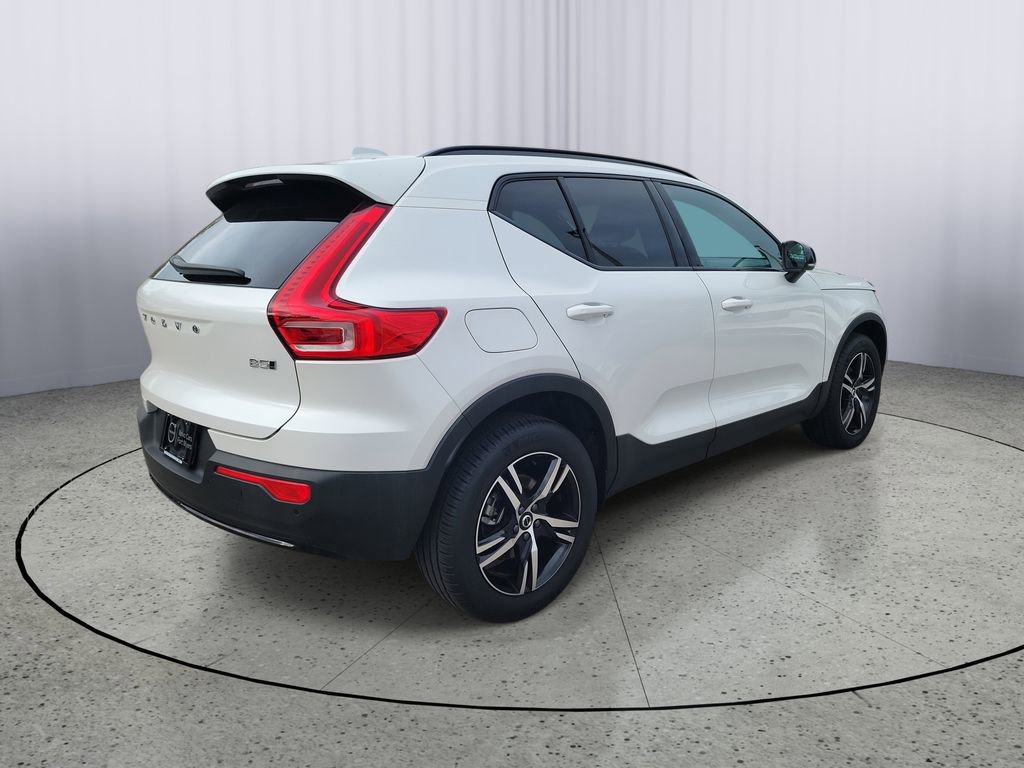 New 2026 Volvo XC40 B5 Core AWD/4WD image 2
