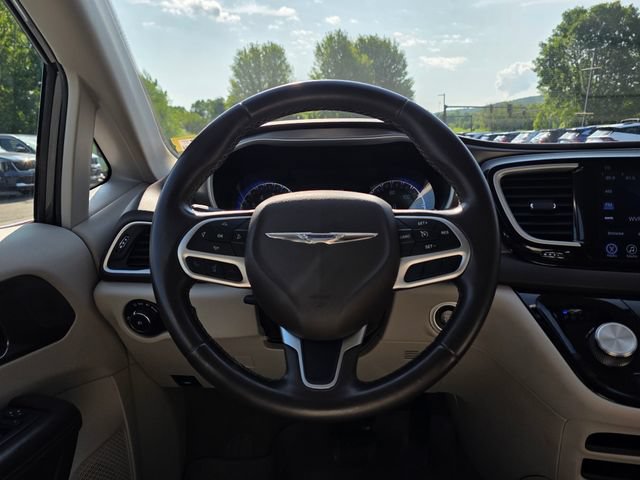 Used 2017 Chrysler Pacifica Touring-L w/ Tire & Wheel Group FWD image 24