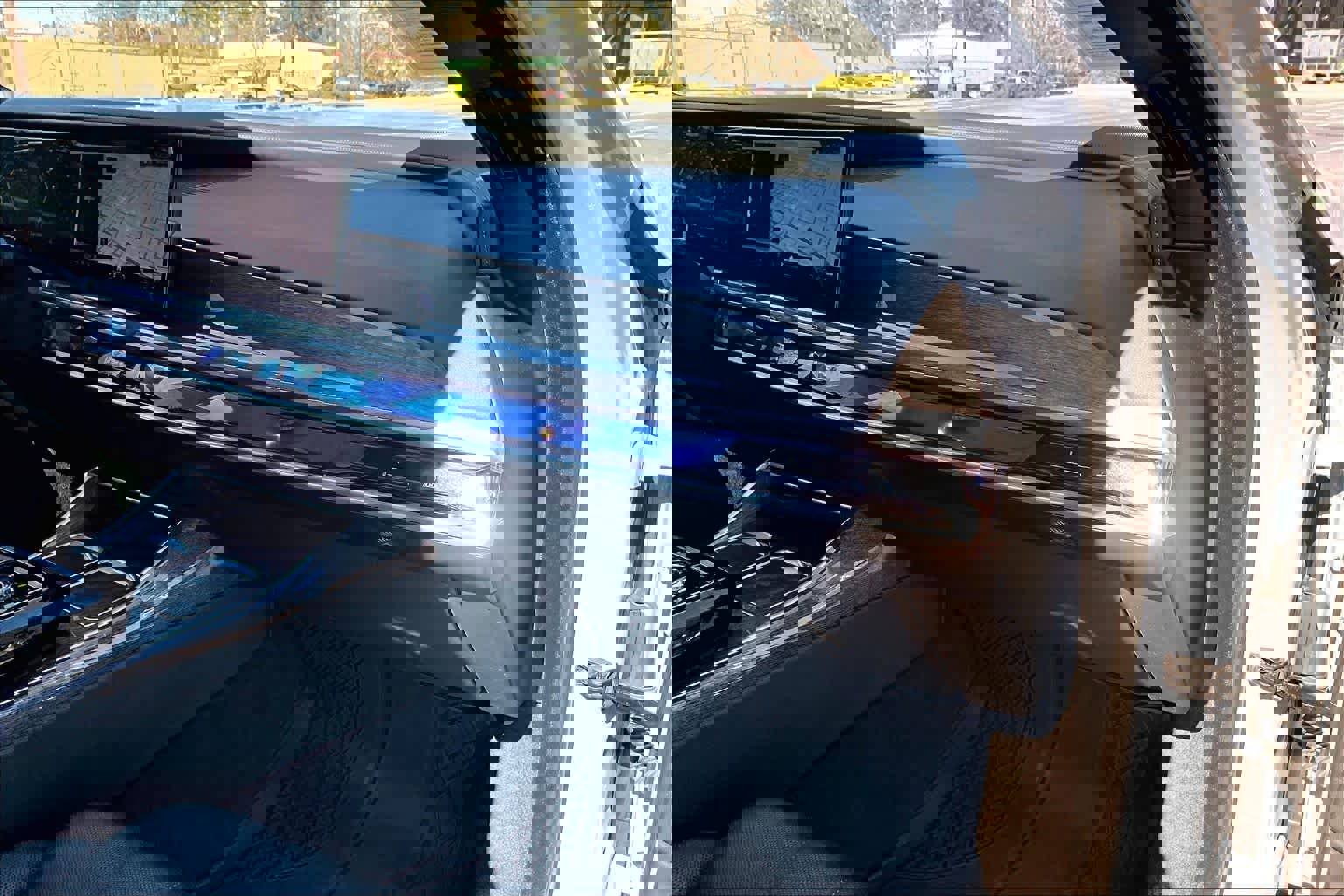 Used 2023 BMW 760i xDrive w/ Executive Package image 19