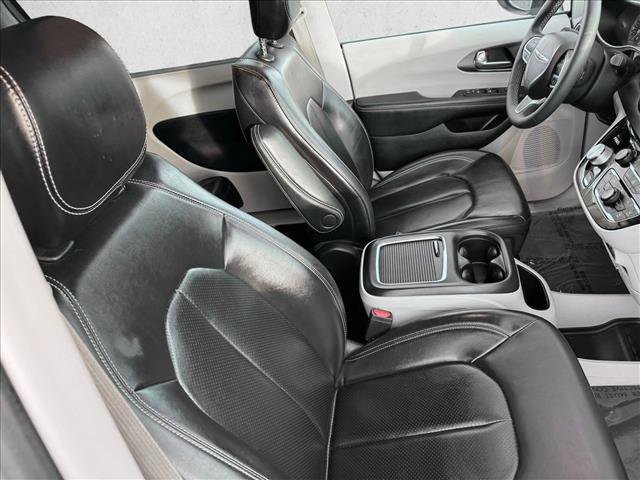 Used 2023 Chrysler Pacifica Touring-L image 21
