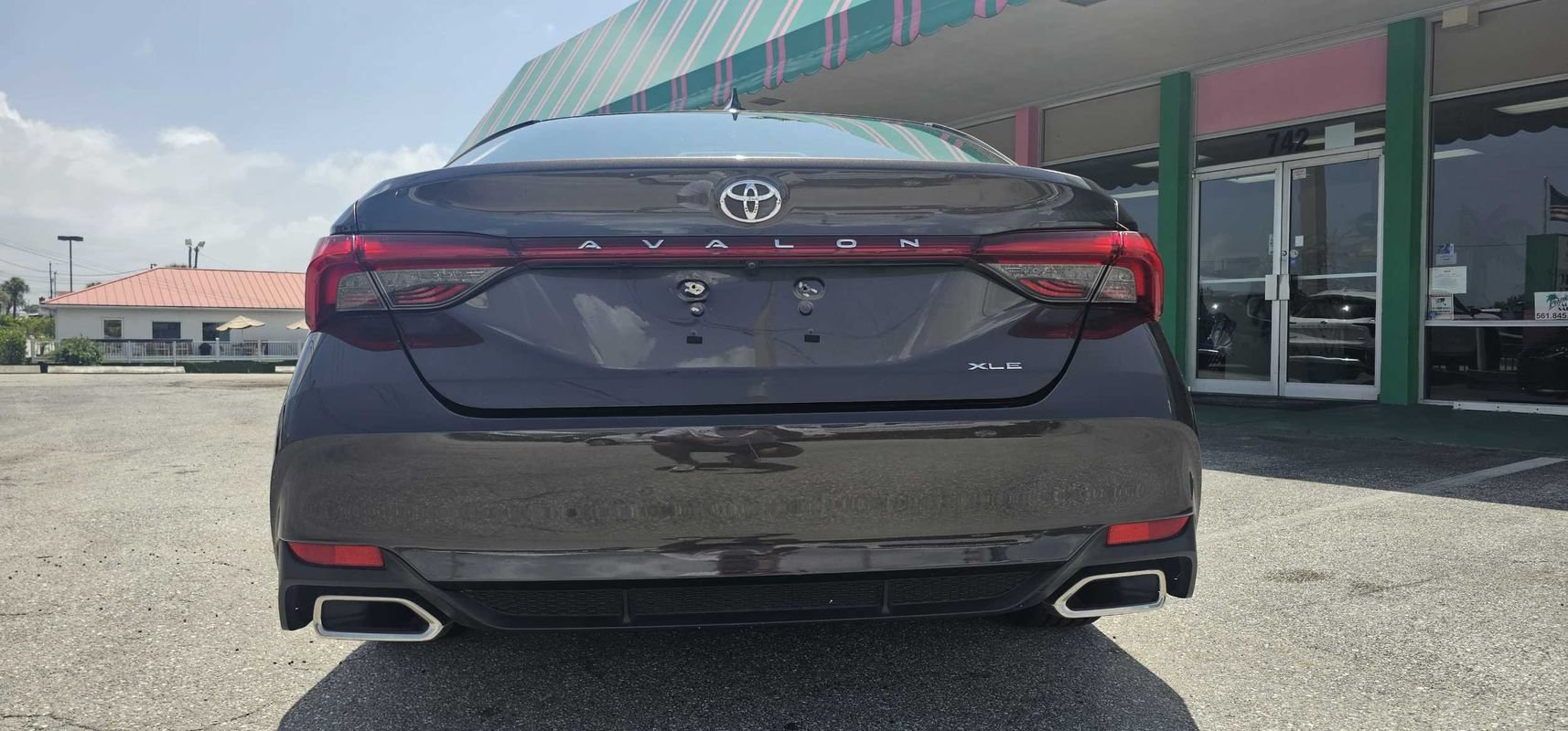 Used 2019 Toyota Avalon XLE w/ Moonroof Package FWD image 4