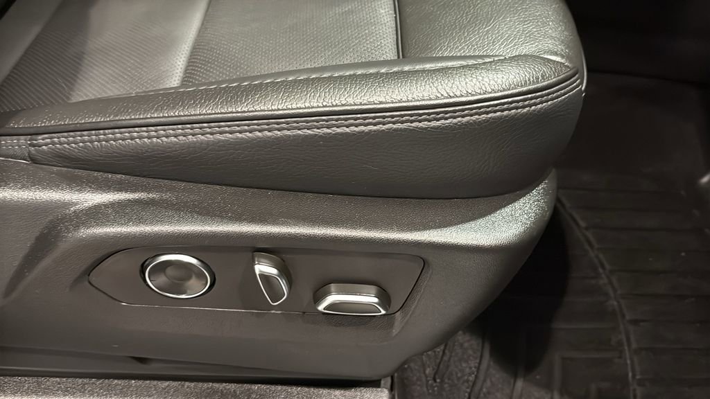 Used 2024 GMC Yukon Denali w/ Denali Reserve Package image 13