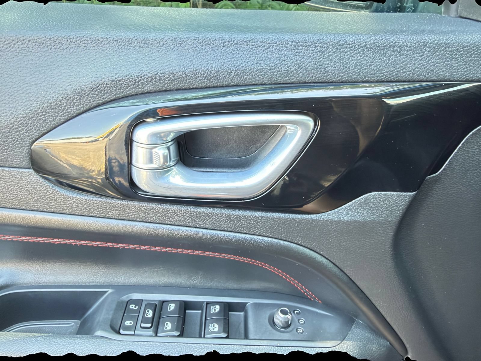 Used 2025 Jeep Compass Trailhawk AWD/4WD image 18
