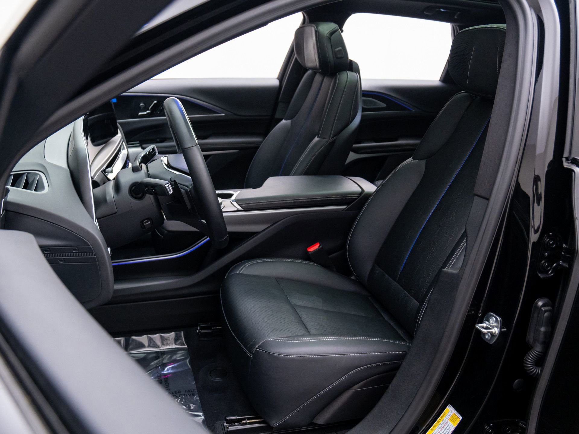 Certified 2025 Cadillac Lyriq Luxury w/ LPO, Floor Liner Package image 20