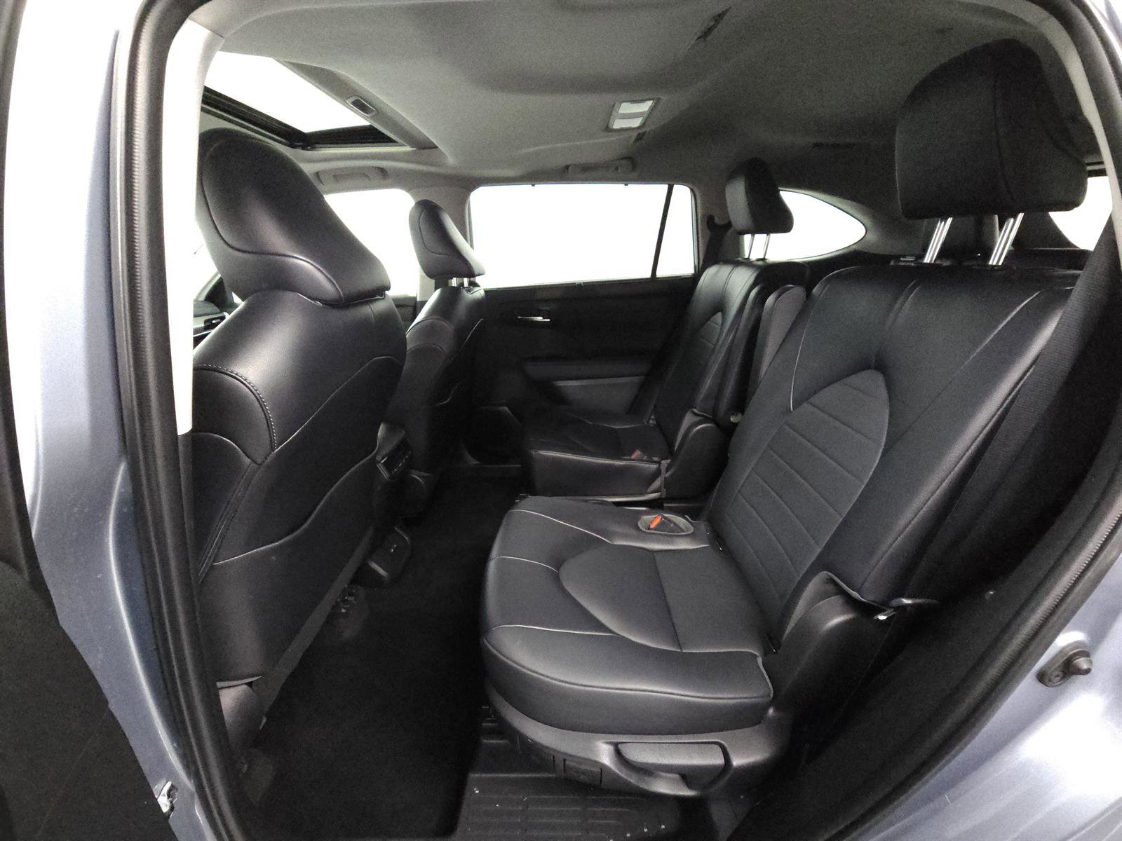 Used 2022 Toyota Highlander XLE AWD/4WD image 5
