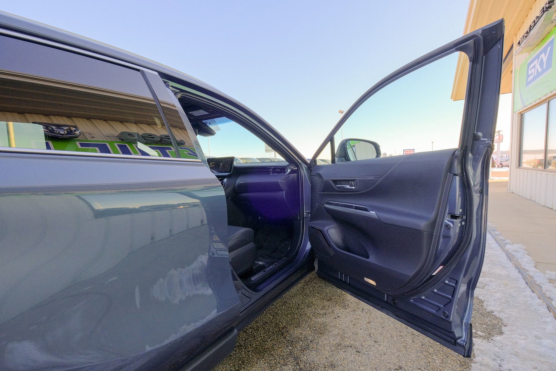 Used 2023 Toyota Venza XLE image 16