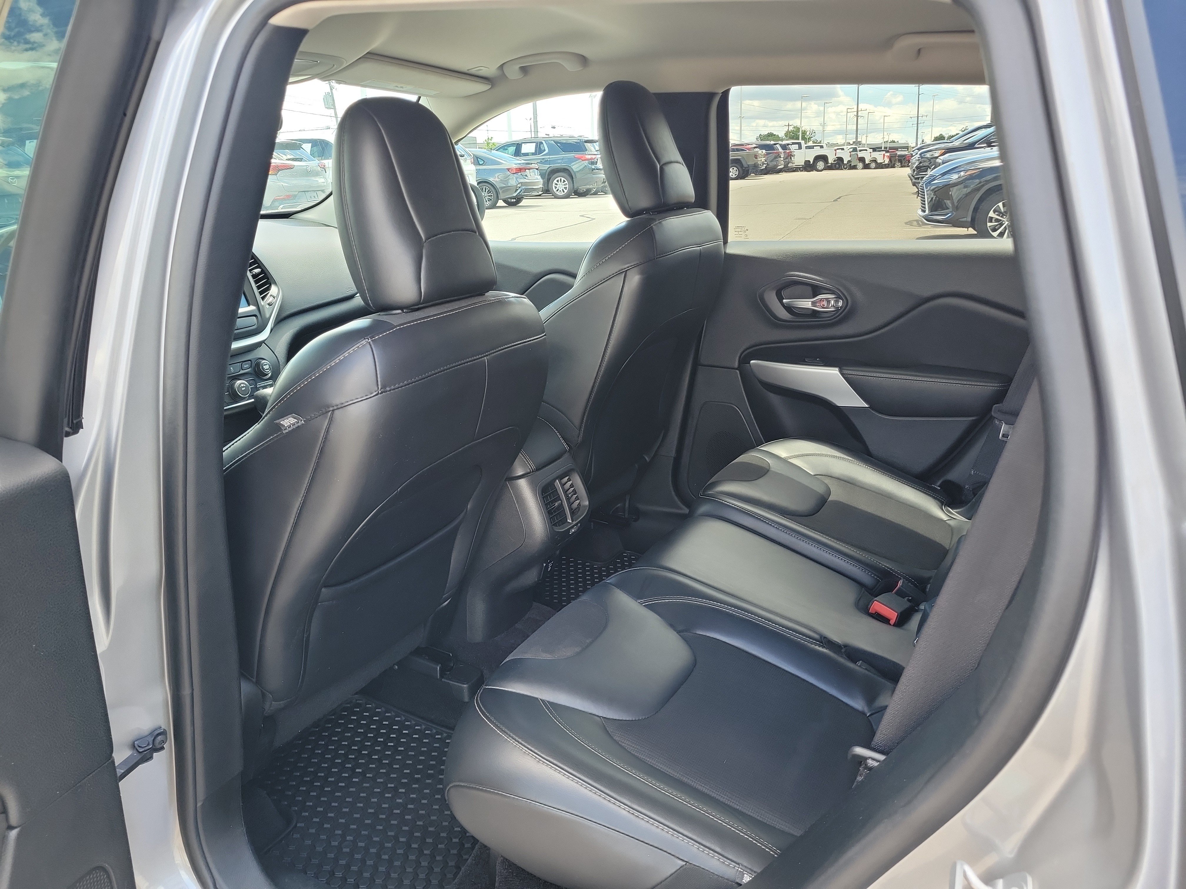 Used 2018 Jeep Cherokee Latitude Plus w/ Cold Weather Group AWD/4WD image 13